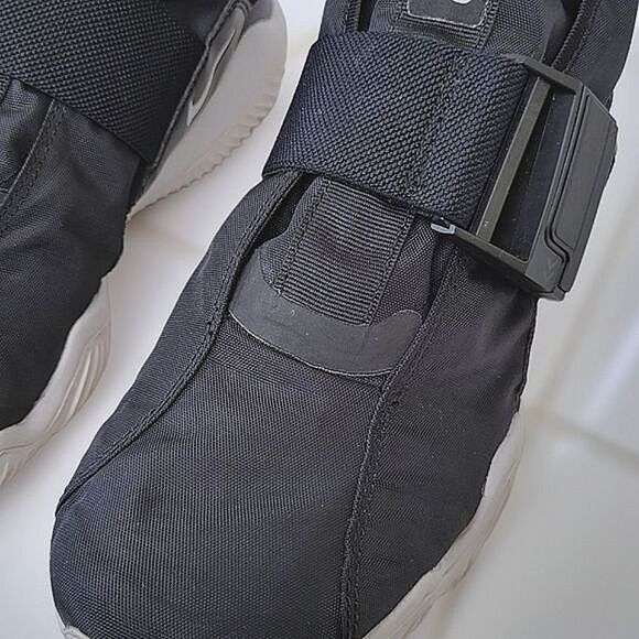 Nike Komyuter Sneakers in Black - Picture 9 of 10